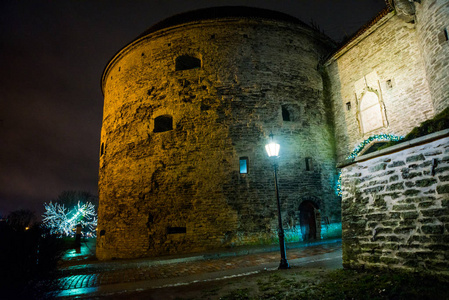 脂肪玛格丽特大炮塔。 美丽的夜晚景观与照明塔林爱沙尼亚。