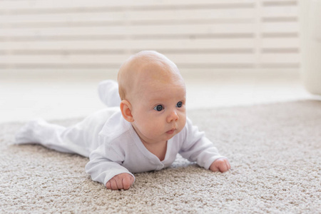 儿童 婴儿和人们的观念小宝贝男孩或女孩在家里的地板上爬