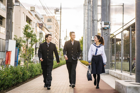 Yung日本学生穿着校服在户外活动，亚洲青少年玩得很开心