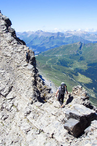 两名登山者在靠近grindelwald的瑞士阿尔卑斯山的埃格山上一个狭窄而暴露的岩石岭上