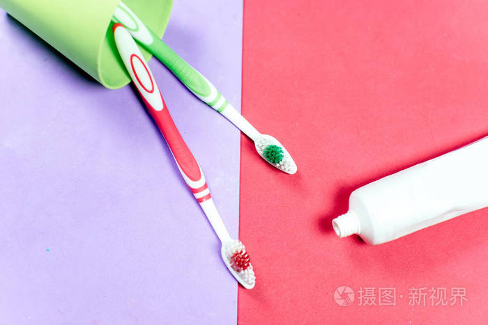 在五颜六色的背景上的牙刷和牙膏