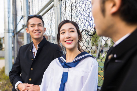 Yung日本学生穿着校服在户外活动，亚洲青少年玩得很开心