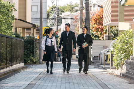 Yung日本学生穿着校服在户外活动，亚洲青少年玩得很开心