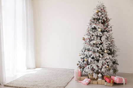 圣诞树加兰灯新年假期礼物白色家居装饰