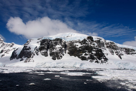 南极的海洋和山脉景观