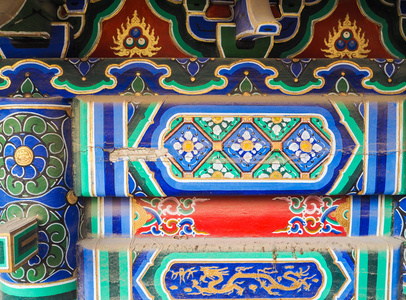 中国彩绘在一座中国寺庙中,充满活力的彩绘屋顶和横梁呈红色,蓝色和