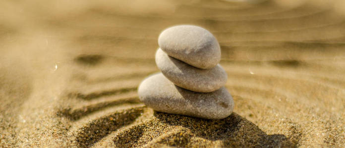 禅修石在沙概念中的纯洁和谐和灵性水疗健康和瑜伽背景和谐