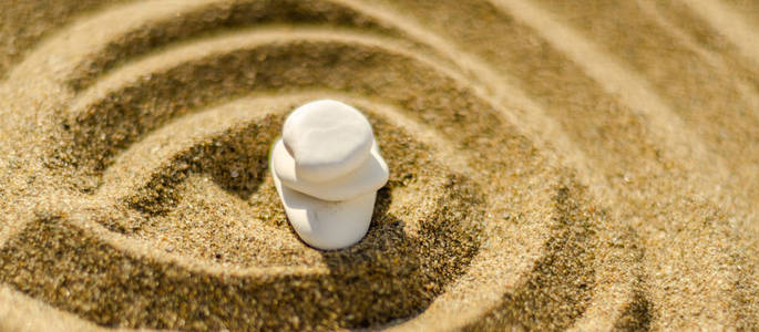 禅修石在沙概念中的纯洁和谐和灵性水疗健康和瑜伽背景和谐