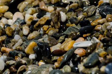 卵石海滩被海浪冲刷，形成了海岸自然的小石块