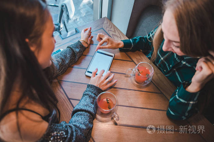 两个女朋友在咖啡馆聊天喝茶会议概念
