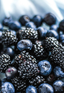 蓝莓和黑莓新鲜水果和健康饮食风格的概念优雅的视觉。