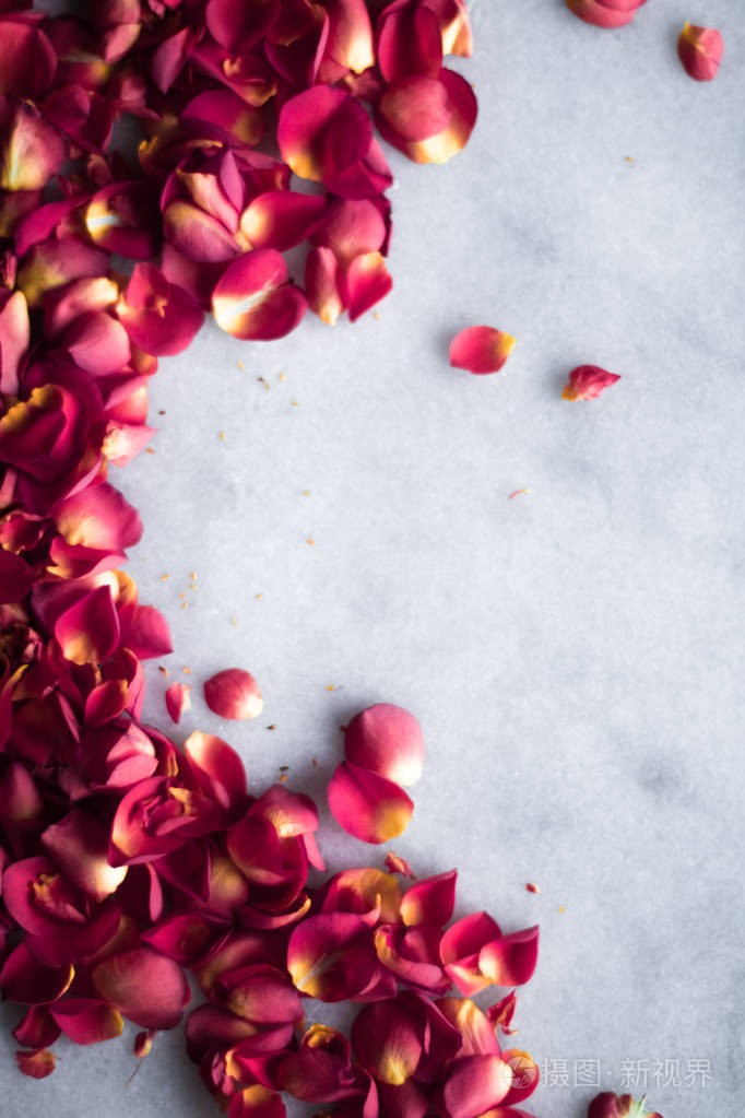 玫瑰花瓣大理石平展婚礼假日和花背景风格的概念优雅的视觉