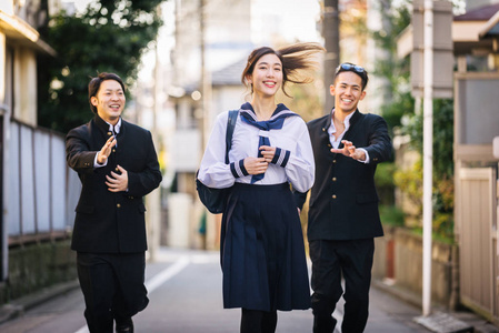 Yung日本学生穿着校服在户外活动，亚洲青少年玩得很开心