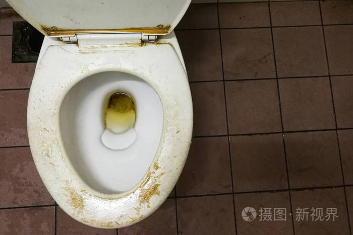 脏的臭的带有污渍的公共厕所碗