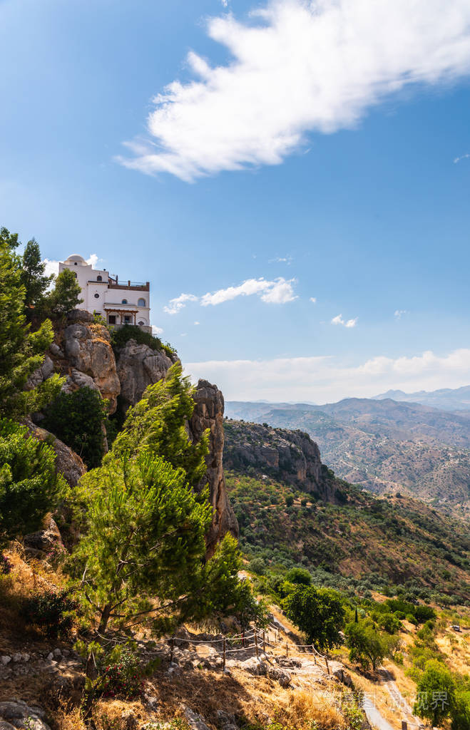 美丽的山景在安达鲁西亚地区房屋和农田的山坡上自然