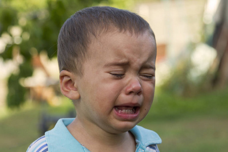 哭泣的小男孩。 哭吧。 男孩的肖像。 高加索儿童看相机。 迷人的男孩，孩子哭着，眼睛里含着眼泪。 愤怒的脾气。 歇斯底里