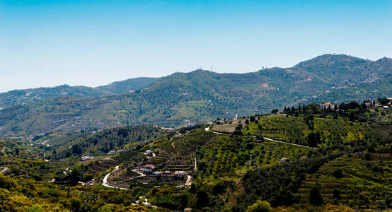 美丽的山景在安达鲁西亚地区，房屋和农田的山坡上，自然