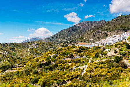 美丽的山景在安达鲁西亚地区，房屋和农田的山坡上，自然