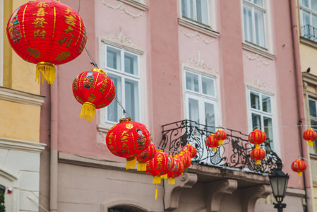 中国新年装饰灯在欧洲城市街道。 假日概念