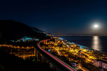 意大利沿海城市夜晚的替罪羊，高速公路交通灯托莫米娜西西里岛
