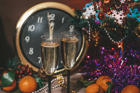 圣诞作文由手表香槟杯气泡装饰的圣诞树橘子和其他装饰品组成。