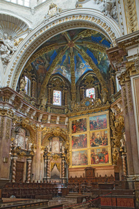 巴伦西亚大教堂内部。 这座教堂有不同的建筑风格，罗马哥特式和巴洛克式建筑风格，是这座城市的主要历史地标