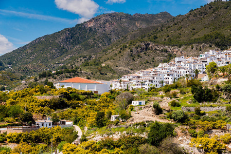 美丽的山景在安达鲁西亚地区，房屋和农田的山坡上，自然