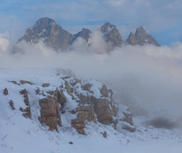 雾中的雪山景象