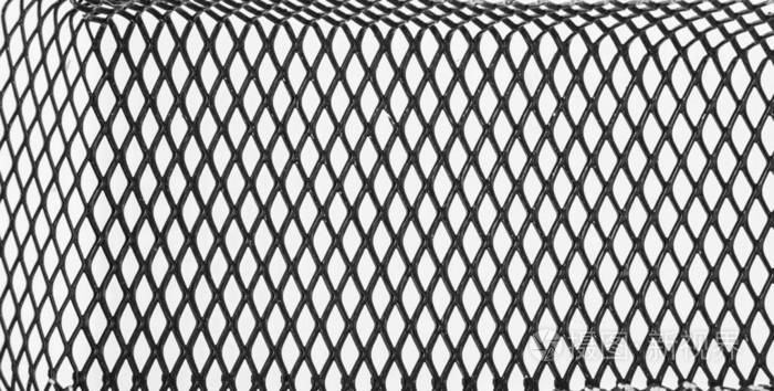 白色背景上的黑色金属网