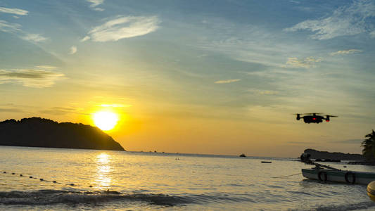 日落照片拍摄在靠近海边的phoquoc岛上，海滩上有美丽的风景，人们可以尽情欣赏