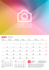 墙日历为2019年5月。矢量设计打印模板与位置的照片。 星期一开始