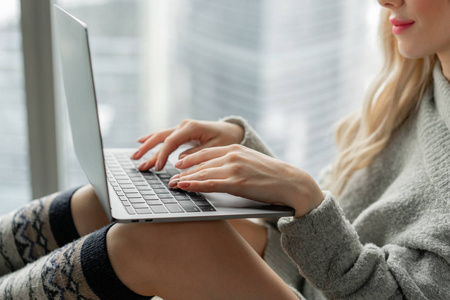 羊毛衣女孩在键盘上打字.