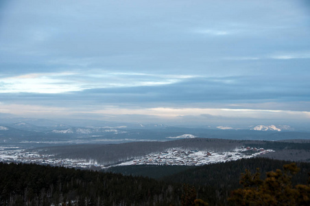 有山脉的冬季景观俄罗斯，车里雅宾斯克地区