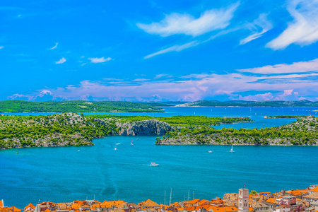 西贝尼克空中景观海景。位于斯贝尼克海峡旅游目的地达尔马提亚地区大理石群岛的空中景观。
