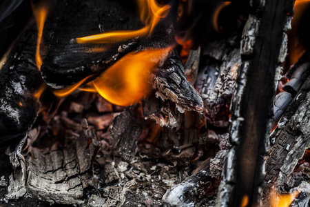 烧煤和火焰背景在烤架上。