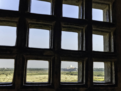 TajMahal在监狱中的全景，背景是印度阿格拉北方邦的阿格拉红要塞