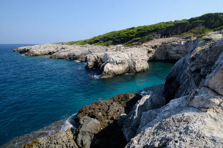 意大利托利提岛岩石海岸线的海景夏季