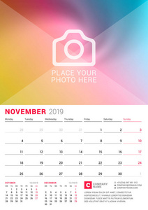 墙日历为2019年11月。矢量设计打印模板与位置的照片。 星期一开始