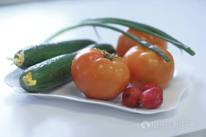 关门桌上的萝卜西红柿和黄瓜