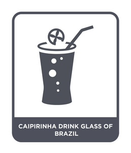 卡皮里尼亚饮料杯巴西图标在时尚的设计风格。 卡皮里尼亚饮料杯巴西图标隔离在白色背景。 巴西杯饮料矢量图标简单现代平面符号。