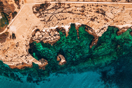尼西海滩在阿亚纳帕干净的航空照片，著名的旅游海滩在塞浦路斯。 塞浦路斯尼西海滩最好的度假胜地海湾公园酒店。
