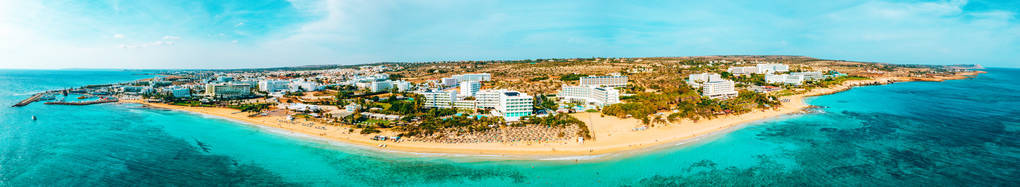 尼西海滩在阿亚纳帕干净的航空照片，著名的旅游海滩在塞浦路斯。 塞浦路斯尼西海滩最好的度假胜地海湾公园酒店。