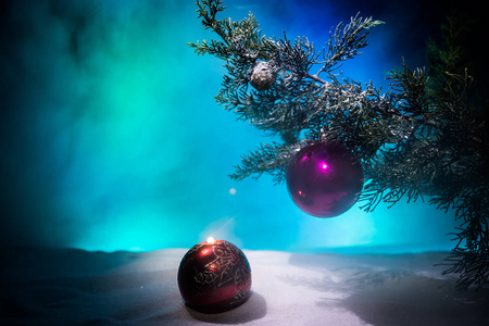 圣诞树上的圣诞装饰，在雪上有节日的属性。 选择性聚焦背景
