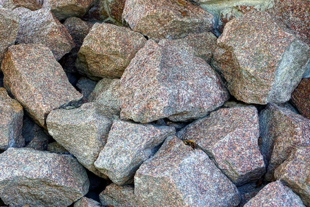 一堆棕色大石头的石质照片