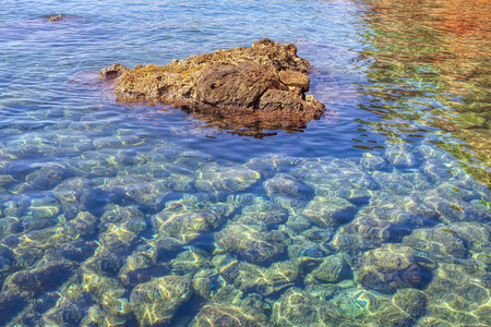 透明的海水和底部的石头
