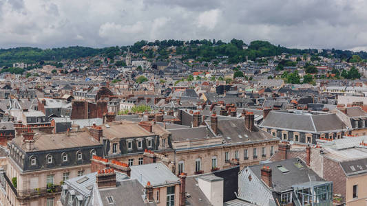 法国鲁昂历史中心的街道和建筑全景
