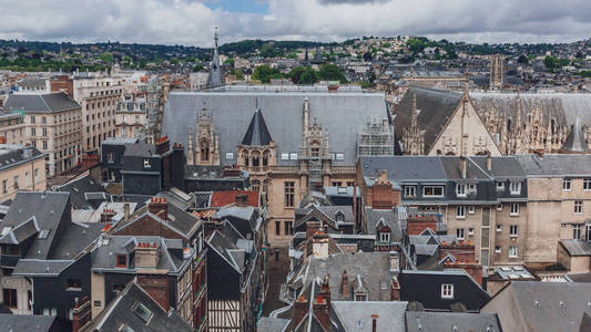 法国鲁昂历史中心的街道和建筑全景