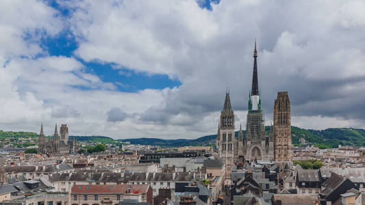 法国鲁昂市中心的中世纪街道和建筑上鲁昂大教堂的塔楼和正面