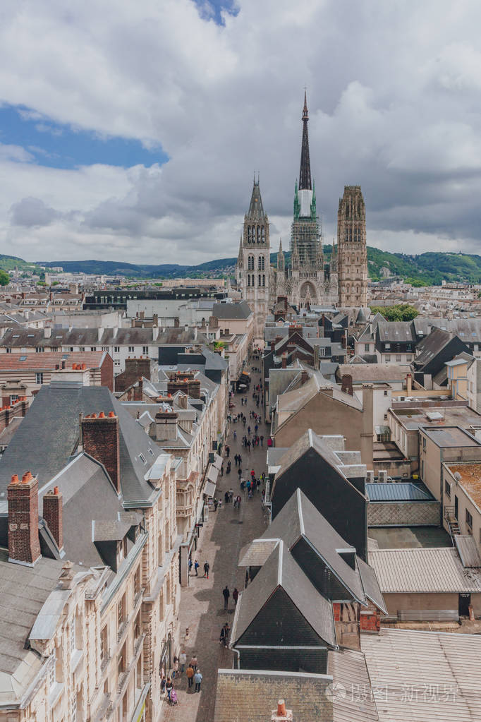 法国鲁昂市中心的中世纪街道和建筑上鲁昂大教堂的塔楼和正面