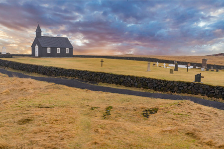 冰岛的黑色教堂，日落时被称为Budakirkja教堂